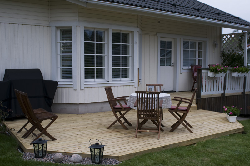 Terassi 46.jpg - kalusteitakin paikallaan